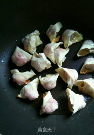 抱蛋馄饨的做法步骤：1