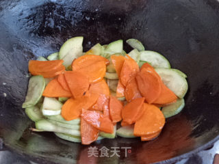 胡萝卜炒西葫芦的做法步骤：7