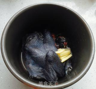 当归乌鸡汤的做法步骤：1