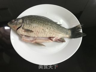 螃蟹鲫鱼煲的做法步骤：1