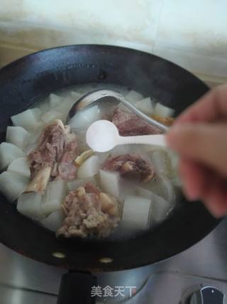 熬出来的才有营养—萝卜筒骨汤的做法步骤：5