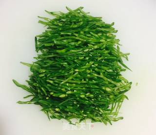 五花肉炒梅豆的做法步骤：2