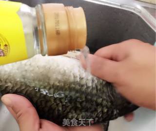 韩式辣焖鲫鱼的做法步骤：1