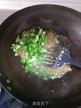 青椒肉末炒毛豆米的做法步骤：5
