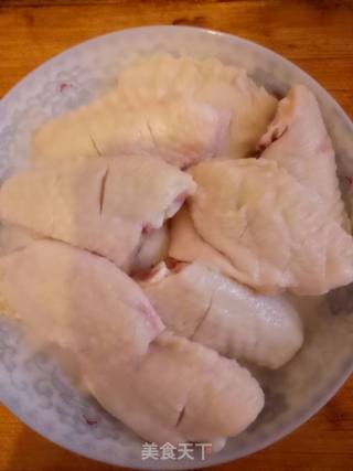 干炸鸡翅的做法步骤：1