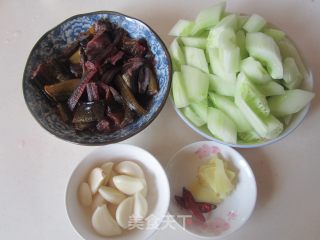黄瓜烧鳝鱼的做法步骤：1