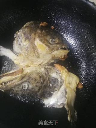 砂锅三文鱼头的做法步骤：2