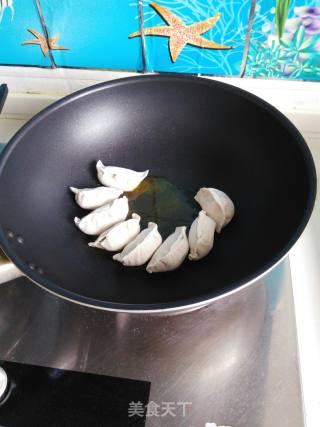煎饺的做法步骤：1