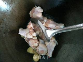 毛豆焖鸡腿的做法步骤：1