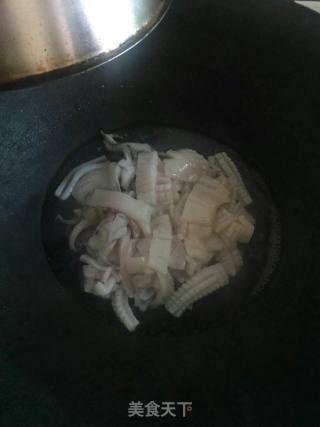 白茭炒鱿鱼的做法步骤：2