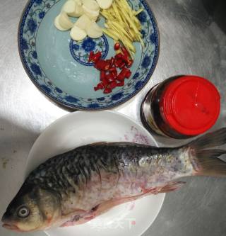 豆瓣鲫鱼的做法步骤：1
