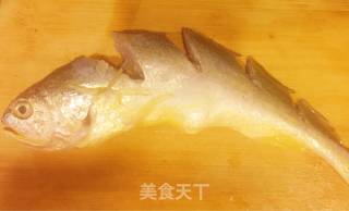 茄汁脆皮黄鱼的做法步骤：1