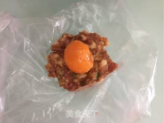 咸蛋黄鲜肉月饼的做法步骤：7
