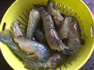 避风塘炒虾的做法步骤：1