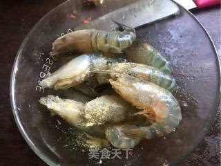 避风塘炒虾的做法步骤：3