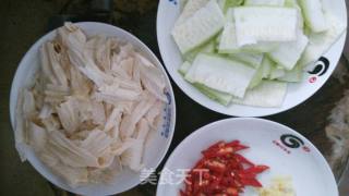 丝瓜炒腐竹的做法步骤：2