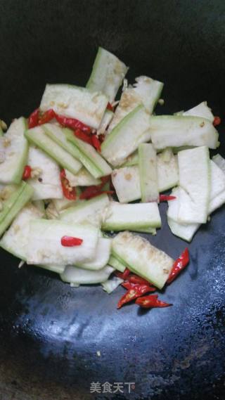 丝瓜炒腐竹的做法步骤：3