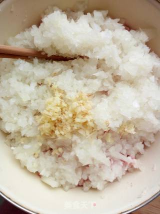 洋葱胡萝卜鲜肉混饨的做法步骤：1