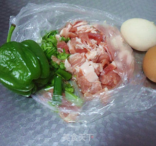 肉片鸡蛋炒青椒的做法步骤：1