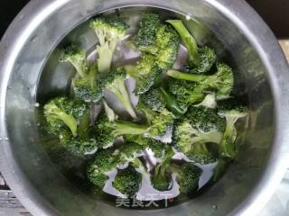 蘑菇炒西兰花的做法步骤：1