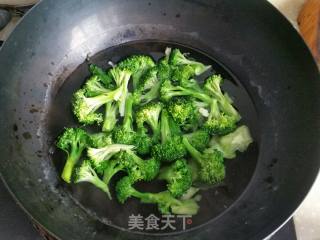 蘑菇炒西兰花的做法步骤：2