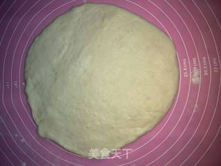 烤肉火腿披萨的做法步骤：1