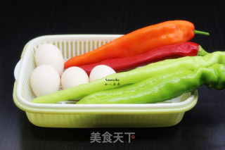 彩椒炒蛋的做法步骤：1