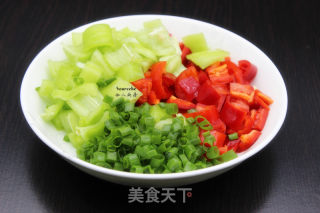 彩椒炒蛋的做法步骤：2