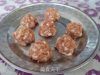 白菜烧肉丸的做法步骤：2