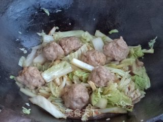 白菜烧肉丸的做法步骤：8