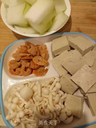 冬瓜海米鲜蘑豆腐汤的做法步骤：1