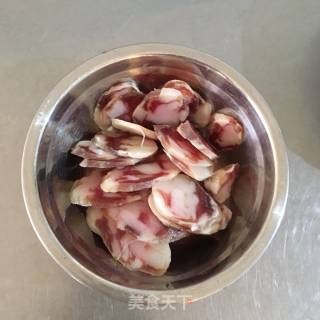 鲜菇毛豆炒腊肠的做法步骤：4