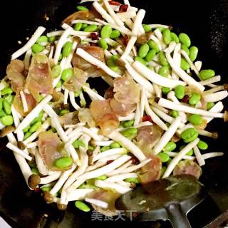 鲜菇毛豆炒腊肠的做法步骤：10