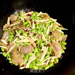 鲜菇毛豆炒腊肠的做法步骤：14
