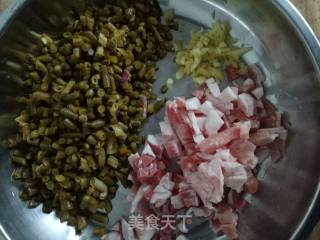 酸豆角粉丝炒肉的做法步骤：1