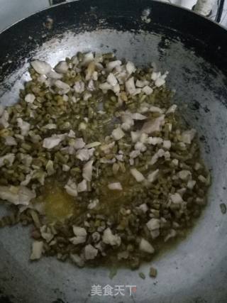 酸豆角粉丝炒肉的做法步骤：4
