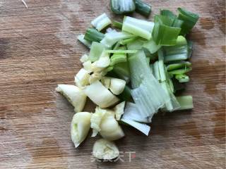 蒜苔炒肉蘑菇里脊肉的做法步骤：1