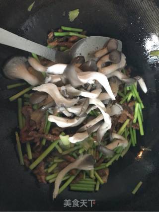 蒜苔炒肉蘑菇里脊肉的做法步骤：4