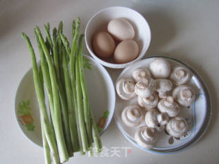 芦笋口蘑炒鸡蛋的做法步骤：1