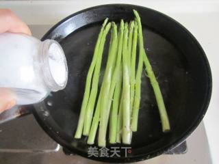 芦笋口蘑炒鸡蛋的做法步骤：2