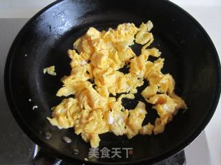芦笋口蘑炒鸡蛋的做法步骤：5