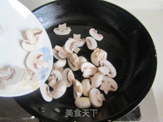 芦笋口蘑炒鸡蛋的做法步骤：6