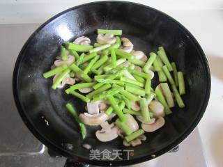 芦笋口蘑炒鸡蛋的做法步骤：7
