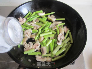 芦笋口蘑炒鸡蛋的做法步骤：8
