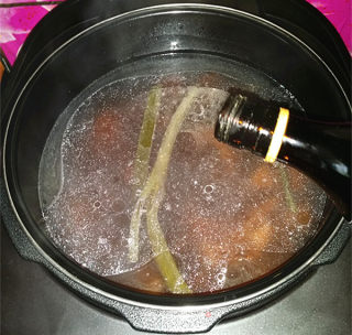 猪尾骨炖莲藕的做法步骤：8