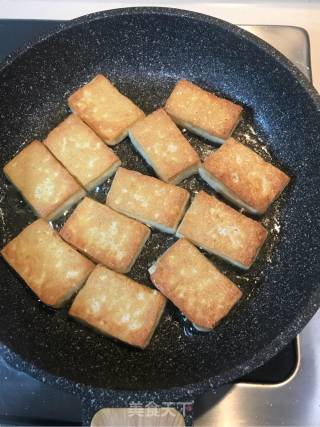 鸡肉油豆皮酸萝卜能量汤的做法步骤：1