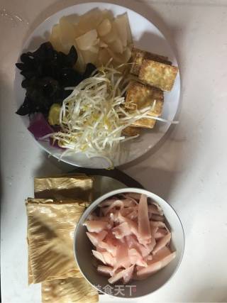 鸡肉油豆皮酸萝卜能量汤的做法步骤：2
