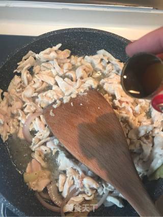 鸡肉油豆皮酸萝卜能量汤的做法步骤：5