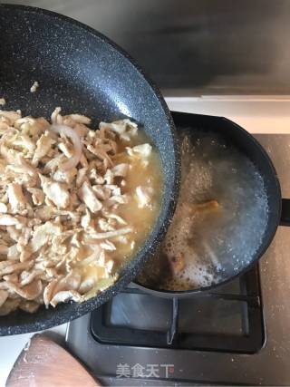 鸡肉油豆皮酸萝卜能量汤的做法步骤：6