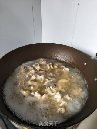 剁椒土豆烧鸡块的做法步骤：1